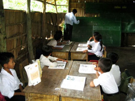 Lớp học xập xệ, nhìn được cả trời xanh