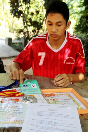 Lê Huỳnh Ngọc Khanh với chiếc huy chương Bạc hội khỏe phù đổng cấp tỉnh.