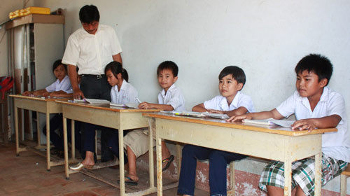 Tất cả thầy và trò của lớp 5, lớp có sĩ số lớn nhất tại điểm trường A8 Tất cả thầy và trò của lớp 5, lớp có sĩ số lớn nhất tại điểm trường A8