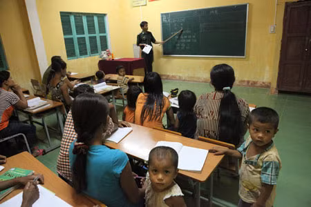 Lớp học xoá mù chữ cho người Rục của thầy giáo Lưu.