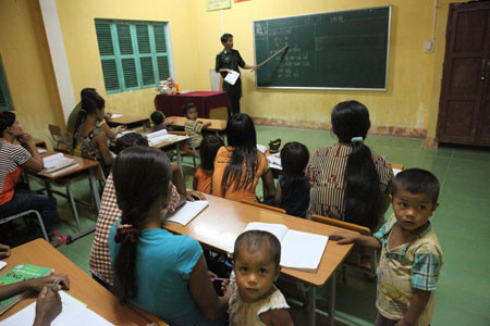 Lớp học xoá mù chữ cho người Rục của thầy giáo Lưu.