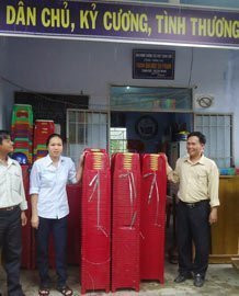 Thầy hiệu trưởng Lê Đình Sức (bên phải) vui vẻ nhận ghế cho các em học sinh Thầy hiệu trưởng Lê Đình Sức (bên phải) vui vẻ nhận ghế cho các em học sinh