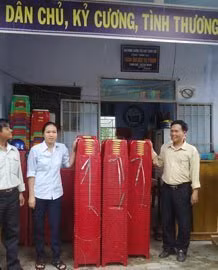 Thầy hiệu trưởng Lê Đình Sức (bên phải) vui vẻ nhận ghế cho các em học sinh Thầy hiệu trưởng Lê Đình Sức (bên phải) vui vẻ nhận ghế cho các em học sinh