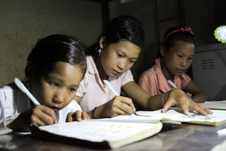 Ba chị em Lỳ Gió Nu (lớp 8), Lỳ Lò Pư (lớp 7), Lỳ Nó Du (lớp 6), của Trường THCS Ka Lăng ôn bài buổi tối tại nhà bán trú. >>NHỮNG HÌNH ẢNH ẤN TƯỢNG VỀ TRẺ EM Ở TRƯỜNG SA >>PHÁT SỐT VÌ CÔ GIÁO 9X XINH ĐẸP CỦA TRƯỜNG CHUYÊN HÀ NỘI - AMSTERDAM >>NỮ SINH ĐẸP RẠNG NGỜI NGÀY KHAI TRƯỜNG Ba chị em Lỳ Gió Nu (lớp 8), Lỳ Lò Pư (lớp 7), Lỳ Nó Du (lớp 6), của Trường THCS Ka Lăng ôn bài buổi tối tại nhà bán trú. >>NHỮNG HÌNH ẢNH ẤN TƯỢNG VỀ TRẺ EM Ở TRƯỜNG SA >>PHÁT SỐT VÌ CÔ GIÁO 9X XINH ĐẸP CỦA TRƯỜNG CHUYÊN HÀ NỘI - AMSTERDAM >>NỮ SINH ĐẸP RẠNG NGỜI NGÀY KHAI TRƯỜNG