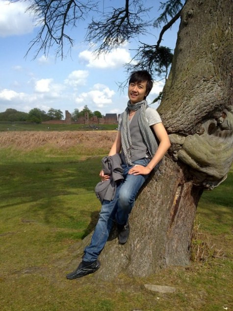 Thầy giáo Hoàng Anh Duy là giáo viên Trường ĐH Ngoại thương. Thầy đã từng ẵm giải Nhất cuộc thi Người dẫn chương trình truyền hình năm 2009. Thầy Anh Duy từng có thời gian du học Anh lấy bằng thạc sĩ. >>PHÁT SỐT VÌ CÔ GIÁO 9X XINH ĐẸP TRƯỜNG AMSTERDAM >>NỮ SINH ĐẸP RẠNG NGỜI NGÀY KHAI TRƯỜNG >>NƯỚC MẮT NGƯỜI MẸ NGHÈO CÓ CON THI ĐỖ HỌC VIỆN TÀI CHÍNH