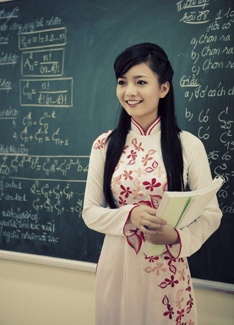 Cô giáo Phan Hồng Anh - Á khôi cuộc thi Imiss Thăng Long 2010, tốt nghiệp lớp chất lượng cao, khoa Toán - Tin trường ĐH Sư phạm Hà Nội tháng 5/2012. >>PHÁT SỐT VÌ CÔ GIÁO 9X XINH ĐẸP TRƯỜNG AMSTERDAM >>NỮ SINH ĐẸP RẠNG NGỜI NGÀY KHAI TRƯỜNG >>NƯỚC MẮT NGƯỜI MẸ NGHÈO CÓ CON THI ĐỖ HỌC VIỆN TÀI CHÍNH