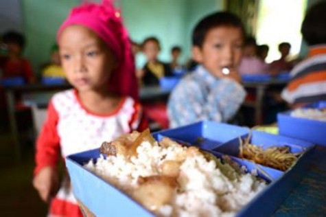 Theo Quyết định số 85-QĐTTg, ngày 21/12/2010 của Thủ tướng Chính phủ, mỗi học sinh tiểu học bán trú ở vùng đặc biệt khó khăn như Hố Quáng Phìn được Nhà nước cấp kinh phí bằng 40% lương cơ bản để nuôi ăn hai bữa chính (khoảng 17.000 đồng/ngày/học sinh). Trong ảnh, các bé ngồi ngay ngắn trong lớp chờ bữa cơm trưa. >>Những hình ảnh đẹp nhất lễ khai trường 2012 >>Nữ sinh duyên dáng áo dài ngày khai trường >>Chùm ảnh: Đáng yêu những 'thiên thần nhỏ' ngày khai trường >>Cô giáo 9X siêu kute trong ngày khai giảng trường Ams