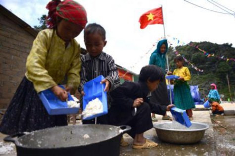 Cô Hoàn cho biết thêm: “Có 153 học sinh tiểu học người Dân tộc Mông, Dao thuộc diện được hỗ trợ tiền ăn. Tuy nhiên, do các em ăn không hết suất, chúng tôi linh động đưa thêm 70 học sinh nhà gần trường không thuộc diện bán trú vào nuôi ăn. Lũ trẻ hằng ngày có cơm trắng, thịt, cá, rau mới đủ sức để học...”. >>Những hình ảnh đẹp nhất lễ khai trường 2012 >>Nữ sinh duyên dáng áo dài ngày khai trường >>Chùm ảnh: Đáng yêu những 'thiên thần nhỏ' ngày khai trường >>Cô giáo 9X siêu kute trong ngày khai giảng trường Ams