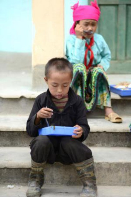 Ngoài kinh phí nhà nước, phụ huynh ở đây còn đóng góp thêm gạo và củi. “Nhà trường luôn phải ứng trước kinh phí để lo bữa ăn cho các em vì tiền hỗ trợ đến chậm” - cô Nguyễn Thị Hoàn - Hiệu trưởng Trường PTDT bán trú tiểu học và THCS Hố Quáng Phìn - cho biết. Trong ảnh, em học sinh đang thưởng thức bữa cơm ngày khai trường. >>Những hình ảnh đẹp nhất lễ khai trường 2012 >>Nữ sinh duyên dáng áo dài ngày khai trường >>Chùm ảnh: Đáng yêu những 'thiên thần nhỏ' ngày khai trường >>Cô giáo 9X siêu kute trong ngày khai giảng trường Ams