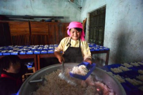 Đổ cơm thừa vào đúng nơi quy định để nhà trường tăng gia. >>Những hình ảnh đẹp nhất lễ khai trường 2012 >>Nữ sinh duyên dáng áo dài ngày khai trường >>Chùm ảnh: Đáng yêu những 'thiên thần nhỏ' ngày khai trường >>Cô giáo 9X siêu kute trong ngày khai giảng trường Ams