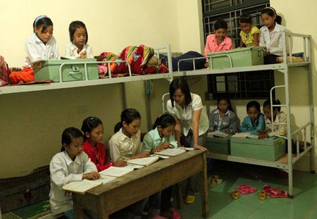 Giờ học tại nhà của các em học sinh bán trú Trường Tiểu học Ka Lăng 1. >>NHỮNG HÌNH ẢNH ẤN TƯỢNG VỀ TRẺ EM Ở TRƯỜNG SA >>PHÁT SỐT VÌ CÔ GIÁO 9X XINH ĐẸP CỦA TRƯỜNG CHUYÊN HÀ NỘI - AMSTERDAM >>NỮ SINH ĐẸP RẠNG NGỜI NGÀY KHAI TRƯỜNG Giờ học tại nhà của các em học sinh bán trú Trường Tiểu học Ka Lăng 1. >>NHỮNG HÌNH ẢNH ẤN TƯỢNG VỀ TRẺ EM Ở TRƯỜNG SA >>PHÁT SỐT VÌ CÔ GIÁO 9X XINH ĐẸP CỦA TRƯỜNG CHUYÊN HÀ NỘI - AMSTERDAM >>NỮ SINH ĐẸP RẠNG NGỜI NGÀY KHAI TRƯỜNG