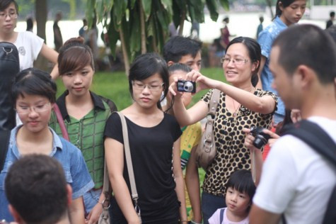 Không chỉ có giới trẻ mà cả phụ huynh cũng thích thú nghe nhạc. >> Những hình ảnh ấn tượng về trẻ em ở Trường Sa >> Chùm ảnh: Bộ trưởng Phạm Vũ Luận đánh trống khai trường >>Điểm danh thầy cô là hotboy, hotgirl nổi đình nổi đám >>Nước mắt người mẹ nghèo khi con đỗ Học viện Tài chính Không chỉ có giới trẻ mà cả phụ huynh cũng thích thú nghe nhạc. >> Những hình ảnh ấn tượng về trẻ em ở Trường Sa >> Chùm ảnh: Bộ trưởng Phạm Vũ Luận đánh trống khai trường >>Điểm danh thầy cô là hotboy, hotgirl nổi đình nổi đám >>Nước mắt người mẹ nghèo khi con đỗ Học viện Tài chính