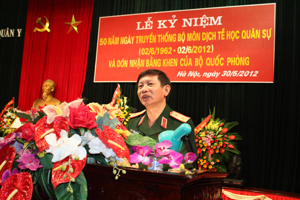 Trung tướng, GS.TS Nguyễn Tiến Bình - Giám đốc Học viện Quân y phát biểu chào mừng Lễ kỷ niệm 50 năm ngày truyền thống Bộ môn Dịch tễ và đón nhận bằng khen của Bộ Quốc phòng Trung tướng, GS.TS Nguyễn Tiến Bình - Giám đốc Học viện Quân y phát biểu chào mừng Lễ kỷ niệm 50 năm ngày truyền thống Bộ môn Dịch tễ và đón nhận bằng khen của Bộ Quốc phòng