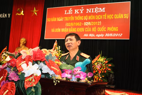 Trung tướng, GS.TS Nguyễn Tiến Bình - Giám đốc Học viện Quân y phát biểu chào mừng Lễ kỷ niệm 50 năm ngày truyền thống Bộ môn Dịch tễ và đón nhận bằng khen của Bộ Quốc phòng