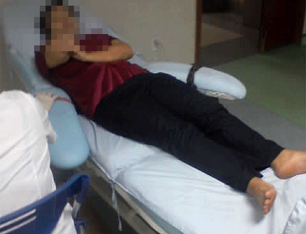 Còn cô S. vừa hiến máu lấy tiền, đang nghỉ ngơi lặng lẽ Còn cô S. vừa hiến máu lấy tiền, đang nghỉ ngơi lặng lẽ