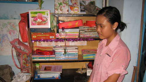 Chi luôn mong mỏi sẽ được đến trường cùng bạn bè và đã bán mái tóc dài của mình để lấy tiền đóng học phí Chi luôn mong mỏi sẽ được đến trường cùng bạn bè và đã bán mái tóc dài của mình để lấy tiền đóng học phí