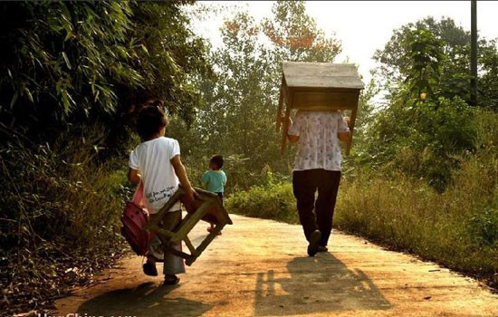 Phụ huynh và học sinh nặng nhọc vác bàn đến trường. Phụ huynh và học sinh nặng nhọc vác bàn đến trường.