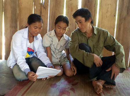 Anh Quà nhìn vào số tiền nhập học của Tâm chỉ nói ngắn gọn: "Gia đình ta bây giờ thì không thể có tiền cho con đi học được đâu...".