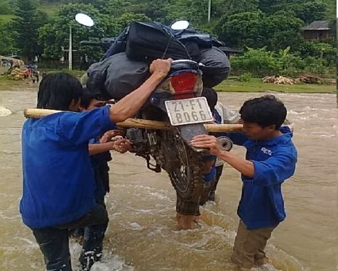 Xót xa phận nữ sinh nghèo trên dòng sông Lam ảnh 4 Tâm sự xúc động: Cô giáo vùng cao chưa một lần đưa con đi khai giảng