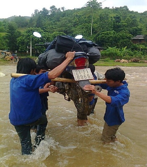Khiêng xe qua suối lên trường . Khiêng xe qua suối lên trường .