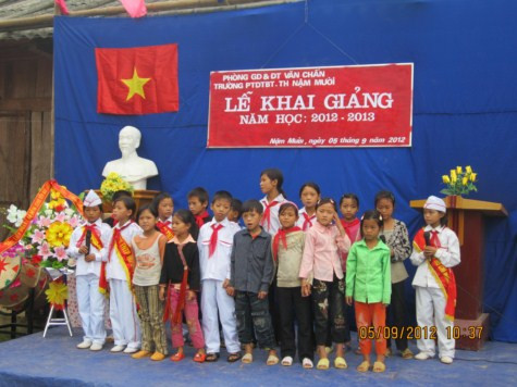 HS biểu diễn văn nghệ chào mừng ngày khai giảng . HS biểu diễn văn nghệ chào mừng ngày khai giảng .