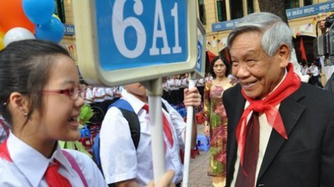 Dịp này trường cũng vinh dự đón Nguyên Tổng Bí thư Lê Khả Phiêu cùng lãnh đạo ngành giáo dục thủ đô và các thế hệ lãnh đạo nhà trường đến dự lễ khai giảng.