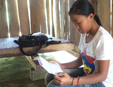 Cầm giấy bào nhập học mà lòng Tâm trĩu nặng vì hoàn cảnh quá khó khăn.(Ảnh: Dân Trí) Cầm giấy bào nhập học mà lòng Tâm trĩu nặng vì hoàn cảnh quá khó khăn.(Ảnh: Dân Trí)