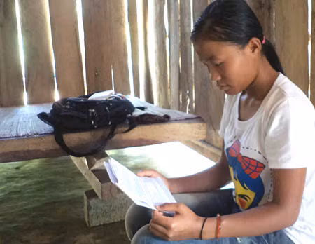 Cầm giấy bào nhập học mà lòng Tâm trĩu nặng vì hoàn cảnh quá khó khăn.(Ảnh: Dân Trí)