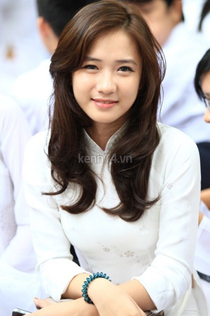 Trâm Anh tinh khôi trong tà áo dài nữ sinh. >> Chùm ảnh: Giới trẻ Hà Thành chào Quốc khánh bằng đàn ghita >>Nữ sinh đẹp rạng ngời ngày khai trường >> Rơi nước mắt, học sinh quỳ đất trong lễ tựu trường >>> Phát sốt vì cô giáo 9X xinh đẹp của trường Chuyên Hà Nội - Amsterdam Trâm Anh tinh khôi trong tà áo dài nữ sinh. >> Chùm ảnh: Giới trẻ Hà Thành chào Quốc khánh bằng đàn ghita >>Nữ sinh đẹp rạng ngời ngày khai trường >> Rơi nước mắt, học sinh quỳ đất trong lễ tựu trường >>> Phát sốt vì cô giáo 9X xinh đẹp của trường Chuyên Hà Nội - Amsterdam