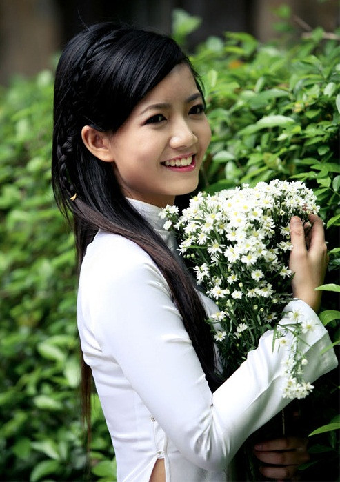 Cô giáo sinh năm 1991 này trở thành tâm điểm của sự chú ý khi xuất hiện trong Ngày hội sáng tạo của Trường THPT Chuyên Hà Nội - Amsterdam. >>PHÁT SỐT VÌ CÔ GIÁO 9X XINH ĐẸP TRƯỜNG AMSTERDAM >>NỮ SINH ĐẸP RẠNG NGỜI NGÀY KHAI TRƯỜNG >>NƯỚC MẮT NGƯỜI MẸ NGHÈO CÓ CON THI ĐỖ HỌC VIỆN TÀI CHÍNH