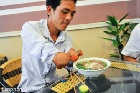 Lở chia sẻ, mới xuống Hà Nội, điều mà cậu thích thú nhất chính là phở Hà Nội. >>Những hình ảnh đẹp nhất lễ khai giảng 2012 >>Xúc động hình ảnh chú lính chì Thiện Nhân vào lớp 1 >>Những hình ảnh ấn tượng Lễ tốt nghiệp HV Cảnh sát Nhân dân >> Rơi nước mắt, học sinh quỳ đất trong lễ tựu trường Lở chia sẻ, mới xuống Hà Nội, điều mà cậu thích thú nhất chính là phở Hà Nội. >>Những hình ảnh đẹp nhất lễ khai giảng 2012 >>Xúc động hình ảnh chú lính chì Thiện Nhân vào lớp 1 >>Những hình ảnh ấn tượng Lễ tốt nghiệp HV Cảnh sát Nhân dân >> Rơi nước mắt, học sinh quỳ đất trong lễ tựu trường