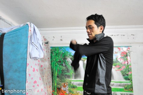 Lở có thể làm được mọi việc như thay quần áo, vệ sinh cá nhân, sử dụng điện thoại... >>Những hình ảnh đẹp nhất lễ khai giảng 2012 >>Xúc động hình ảnh chú lính chì Thiện Nhân vào lớp 1 >>Những hình ảnh ấn tượng Lễ tốt nghiệp HV Cảnh sát Nhân dân >> Rơi nước mắt, học sinh quỳ đất trong lễ tựu trường Lở có thể làm được mọi việc như thay quần áo, vệ sinh cá nhân, sử dụng điện thoại... >>Những hình ảnh đẹp nhất lễ khai giảng 2012 >>Xúc động hình ảnh chú lính chì Thiện Nhân vào lớp 1 >>Những hình ảnh ấn tượng Lễ tốt nghiệp HV Cảnh sát Nhân dân >> Rơi nước mắt, học sinh quỳ đất trong lễ tựu trường