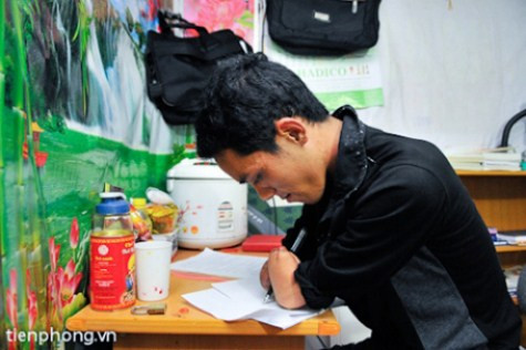 Sau tai nạn, để được đi học lại Lở đã quyết tâm tập viết với phần còn lại của đôi tay. Lúc ban đầu, việc tập viết khiến vết thương cũ bật máu, nhưng không làm Lở nản lòng. >>Những hình ảnh đẹp nhất lễ khai giảng 2012 >>Xúc động hình ảnh chú lính chì Thiện Nhân vào lớp 1 >>Những hình ảnh ấn tượng Lễ tốt nghiệp HV Cảnh sát Nhân dân >> Rơi nước mắt, học sinh quỳ đất trong lễ tựu trường Sau tai nạn, để được đi học lại Lở đã quyết tâm tập viết với phần còn lại của đôi tay. Lúc ban đầu, việc tập viết khiến vết thương cũ bật máu, nhưng không làm Lở nản lòng. >>Những hình ảnh đẹp nhất lễ khai giảng 2012 >>Xúc động hình ảnh chú lính chì Thiện Nhân vào lớp 1 >>Những hình ảnh ấn tượng Lễ tốt nghiệp HV Cảnh sát Nhân dân >> Rơi nước mắt, học sinh quỳ đất trong lễ tựu trường