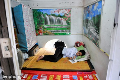 Cậu trọ học trong căn gác chưa đầy 10m2 tại Phú Diễn, Từ Liêm, Hà Nội >>Những hình ảnh đẹp nhất lễ khai giảng 2012 >>Xúc động hình ảnh chú lính chì Thiện Nhân vào lớp 1 >>Những hình ảnh ấn tượng Lễ tốt nghiệp HV Cảnh sát Nhân dân >> Rơi nước mắt, học sinh quỳ đất trong lễ tựu trường Cậu trọ học trong căn gác chưa đầy 10m2 tại Phú Diễn, Từ Liêm, Hà Nội >>Những hình ảnh đẹp nhất lễ khai giảng 2012 >>Xúc động hình ảnh chú lính chì Thiện Nhân vào lớp 1 >>Những hình ảnh ấn tượng Lễ tốt nghiệp HV Cảnh sát Nhân dân >> Rơi nước mắt, học sinh quỳ đất trong lễ tựu trường