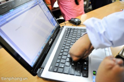 Ngoài ra Lở cũng có thể sử dụng máy tính. Khi thử sức với chiếc máy tính xách tay của cậu bạn cùng lớp, Lở rất thích thú vì bàn phím không gây đau như sử dụng máy để bàn. Lở rất muốn có một chiếc máy tính cá nhân để được học tin học và tiếp nhận những kiến thức mới. >>Những hình ảnh đẹp nhất lễ khai giảng 2012 >>Xúc động hình ảnh chú lính chì Thiện Nhân vào lớp 1 >>Những hình ảnh ấn tượng Lễ tốt nghiệp HV Cảnh sát Nhân dân >> Rơi nước mắt, học sinh quỳ đất trong lễ tựu trường Ngoài ra Lở cũng có thể sử dụng máy tính. Khi thử sức với chiếc máy tính xách tay của cậu bạn cùng lớp, Lở rất thích thú vì bàn phím không gây đau như sử dụng máy để bàn. Lở rất muốn có một chiếc máy tính cá nhân để được học tin học và tiếp nhận những kiến thức mới. >>Những hình ảnh đẹp nhất lễ khai giảng 2012 >>Xúc động hình ảnh chú lính chì Thiện Nhân vào lớp 1 >>Những hình ảnh ấn tượng Lễ tốt nghiệp HV Cảnh sát Nhân dân >> Rơi nước mắt, học sinh quỳ đất trong lễ tựu trường