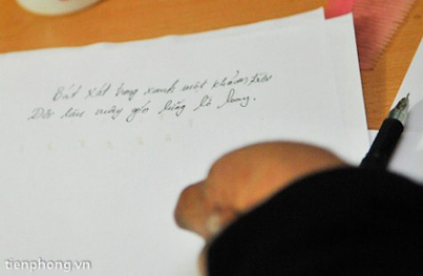 Từ những nét chữ nguệch ngoạc ban đầu, bây giờ Lở có thể viết khá nhanh. >>Những hình ảnh đẹp nhất lễ khai giảng 2012 >>Xúc động hình ảnh chú lính chì Thiện Nhân vào lớp 1 >>Những hình ảnh ấn tượng Lễ tốt nghiệp HV Cảnh sát Nhân dân >> Rơi nước mắt, học sinh quỳ đất trong lễ tựu trường Từ những nét chữ nguệch ngoạc ban đầu, bây giờ Lở có thể viết khá nhanh. >>Những hình ảnh đẹp nhất lễ khai giảng 2012 >>Xúc động hình ảnh chú lính chì Thiện Nhân vào lớp 1 >>Những hình ảnh ấn tượng Lễ tốt nghiệp HV Cảnh sát Nhân dân >> Rơi nước mắt, học sinh quỳ đất trong lễ tựu trường