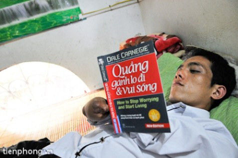 Lý Láo Lở sinh năm 1987, mồ côi mẹ từ lúc 5 tuổi quê tại huyện Bát Xát, tỉnh Lào Cai. Cậu bị điện giật trong lúc lao động tăng gia tại trường nội trú khi học lớp 8. Tai nạn này đã cướp mất phần lớn hai cánh tay của cậu. >>Những hình ảnh đẹp nhất lễ khai giảng 2012 >>Xúc động hình ảnh chú lính chì Thiện Nhân vào lớp 1 >>Những hình ảnh ấn tượng Lễ tốt nghiệp HV Cảnh sát Nhân dân >> Rơi nước mắt, học sinh quỳ đất trong lễ tựu trường Lý Láo Lở sinh năm 1987, mồ côi mẹ từ lúc 5 tuổi quê tại huyện Bát Xát, tỉnh Lào Cai. Cậu bị điện giật trong lúc lao động tăng gia tại trường nội trú khi học lớp 8. Tai nạn này đã cướp mất phần lớn hai cánh tay của cậu. >>Những hình ảnh đẹp nhất lễ khai giảng 2012 >>Xúc động hình ảnh chú lính chì Thiện Nhân vào lớp 1 >>Những hình ảnh ấn tượng Lễ tốt nghiệp HV Cảnh sát Nhân dân >> Rơi nước mắt, học sinh quỳ đất trong lễ tựu trường