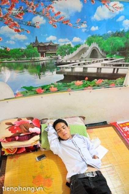 Tuy nhiên nhiều lúc việc cầm cuốn sách bằng phần còn lại của cánh tay cũng khiến cậu mệt mỏi. >>Những hình ảnh đẹp nhất lễ khai giảng 2012 >>Xúc động hình ảnh chú lính chì Thiện Nhân vào lớp 1 >>Những hình ảnh ấn tượng Lễ tốt nghiệp HV Cảnh sát Nhân dân >> Rơi nước mắt, học sinh quỳ đất trong lễ tựu trường Tuy nhiên nhiều lúc việc cầm cuốn sách bằng phần còn lại của cánh tay cũng khiến cậu mệt mỏi. >>Những hình ảnh đẹp nhất lễ khai giảng 2012 >>Xúc động hình ảnh chú lính chì Thiện Nhân vào lớp 1 >>Những hình ảnh ấn tượng Lễ tốt nghiệp HV Cảnh sát Nhân dân >> Rơi nước mắt, học sinh quỳ đất trong lễ tựu trường