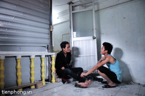 Để tiết kiệm chi phí, Lở ở ghép cùng cậu bạn mới quen tên Long, quê Hưng Yên. >>Những hình ảnh đẹp nhất lễ khai giảng 2012 >>Xúc động hình ảnh chú lính chì Thiện Nhân vào lớp 1 >>Những hình ảnh ấn tượng Lễ tốt nghiệp HV Cảnh sát Nhân dân >> Rơi nước mắt, học sinh quỳ đất trong lễ tựu trường Để tiết kiệm chi phí, Lở ở ghép cùng cậu bạn mới quen tên Long, quê Hưng Yên. >>Những hình ảnh đẹp nhất lễ khai giảng 2012 >>Xúc động hình ảnh chú lính chì Thiện Nhân vào lớp 1 >>Những hình ảnh ấn tượng Lễ tốt nghiệp HV Cảnh sát Nhân dân >> Rơi nước mắt, học sinh quỳ đất trong lễ tựu trường