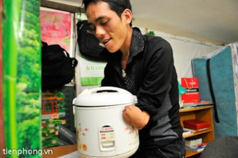 Khi bận học, Lở sẽ ăn cơm bụi. Nhưng nếu có thời gian cậu sẽ nấu cơm để ăn ở nhà. >>Những hình ảnh đẹp nhất lễ khai giảng 2012 >>Xúc động hình ảnh chú lính chì Thiện Nhân vào lớp 1 >>Những hình ảnh ấn tượng Lễ tốt nghiệp HV Cảnh sát Nhân dân >> Rơi nước mắt, học sinh quỳ đất trong lễ tựu trường Khi bận học, Lở sẽ ăn cơm bụi. Nhưng nếu có thời gian cậu sẽ nấu cơm để ăn ở nhà. >>Những hình ảnh đẹp nhất lễ khai giảng 2012 >>Xúc động hình ảnh chú lính chì Thiện Nhân vào lớp 1 >>Những hình ảnh ấn tượng Lễ tốt nghiệp HV Cảnh sát Nhân dân >> Rơi nước mắt, học sinh quỳ đất trong lễ tựu trường