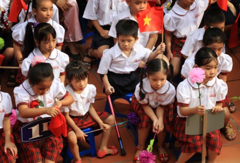 Chăm chú theo dõi các tiết mục văn nghệ. Chùm ảnh: Đáng yêu những 'thiên thần nhỏ' ngày khai trường >> Rơi nước mắt, học sinh quỳ đất trong lễ tựu trường Chùm ảnh: Nét hồn nhiên của các bé khiếm thính ngày tựu trường Chùm ảnh: Đáng yêu những 'thiên thần nhỏ' ngày khai trường