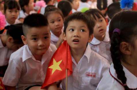 Trong buổi tổng duyệt, Thiện Nhân mạnh dạn đứng xếp hàng ở vị trí đầu tiên. Cô giáo lo lắng Thiện Nhân chống nạng dễ bị các bạn xô đẩy mới khuyên em nên xuống dưới cùng nhưng em mạnh dạn xin cô được đứng đầu hàng. Thiện Nhân còn dỗ một bạn nam đang khóc nhè ở hàng bên cạnh rằng: “Sao thế? Chỉ là vào lớp 1 thôi mà!” Chùm ảnh: Đáng yêu những 'thiên thần nhỏ' ngày khai trường >> Rơi nước mắt, học sinh quỳ đất trong lễ tựu trường Chùm ảnh: Nét hồn nhiên của các bé khiếm thính ngày tựu trường Chùm ảnh: Đáng yêu những 'thiên thần nhỏ' ngày khai trường