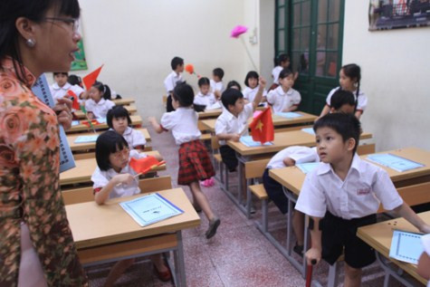 Chùm ảnh: Đáng yêu những 'thiên thần nhỏ' ngày khai trường >> Rơi nước mắt, học sinh quỳ đất trong lễ tựu trường Chùm ảnh: Nét hồn nhiên của các bé khiếm thính ngày tựu trường Chùm ảnh: Đáng yêu những 'thiên thần nhỏ' ngày khai trường