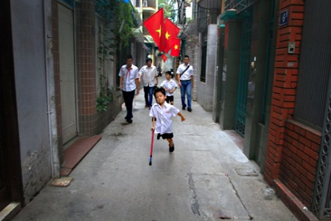 Thiện Nhân dẫn đầu trong đoàn gia đình đi dự lễ khai giảng Chùm ảnh: Đáng yêu những 'thiên thần nhỏ' ngày khai trường >> Rơi nước mắt, học sinh quỳ đất trong lễ tựu trường Chùm ảnh: Nét hồn nhiên của các bé khiếm thính ngày tựu trường Chùm ảnh: Đáng yêu những 'thiên thần nhỏ' ngày khai trường