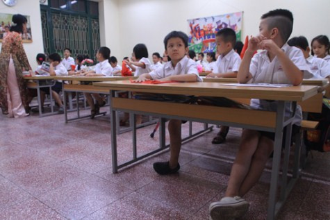 Thiện Nhân chăm chú lắng nghe lời cô trong lớp học Chùm ảnh: Đáng yêu những 'thiên thần nhỏ' ngày khai trường >> Rơi nước mắt, học sinh quỳ đất trong lễ tựu trường Chùm ảnh: Nét hồn nhiên của các bé khiếm thính ngày tựu trường Chùm ảnh: Đáng yêu những 'thiên thần nhỏ' ngày khai trường