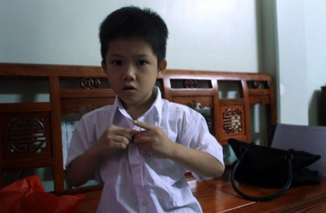 Cậu bé háo hức thay áo mới đến trường. Chùm ảnh: Đáng yêu những 'thiên thần nhỏ' ngày khai trường >> Rơi nước mắt, học sinh quỳ đất trong lễ tựu trường Chùm ảnh: Nét hồn nhiên của các bé khiếm thính ngày tựu trường Chùm ảnh: Đáng yêu những 'thiên thần nhỏ' ngày khai trường