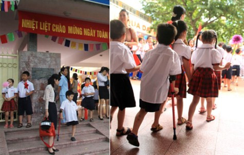 Chị Trần Mai Anh – mẹ Thiện Nhân cho biết: “Ngày đầu tiên tới trường, Thiện Nhân vai đeo cặp sách, tay chống nạng nhưng rất hào hứng, tự tin và hòa đồng”. Chùm ảnh: Đáng yêu những 'thiên thần nhỏ' ngày khai trường >> Rơi nước mắt, học sinh quỳ đất trong lễ tựu trường Chùm ảnh: Nét hồn nhiên của các bé khiếm thính ngày tựu trường Chùm ảnh: Đáng yêu những 'thiên thần nhỏ' ngày khai trường