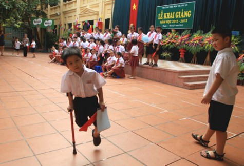 Thiện Nhân đã tham gia đầy đủ các buổi tập dượt trước khai giảng. Và sáng nay, em đã dậy từ 5g30 sáng để chuẩn bị đi dự lễ khai giảng năm học mới 2012-2013 diễn ra tại Trường tiểu học Tràng An (29 phố Nhà Chung, Hà Nội). Chùm ảnh: Đáng yêu những 'thiên thần nhỏ' ngày khai trường >> Rơi nước mắt, học sinh quỳ đất trong lễ tựu trường Chùm ảnh: Nét hồn nhiên của các bé khiếm thính ngày tựu trường Chùm ảnh: Đáng yêu những 'thiên thần nhỏ' ngày khai trường