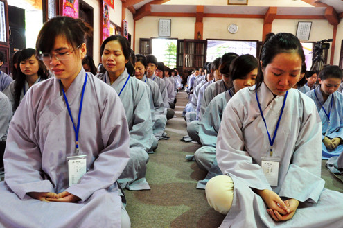 Các bạn trẻ khóc ròng trong khóa tu ngày Vu Lan Các bạn trẻ khóc ròng trong khóa tu ngày Vu Lan