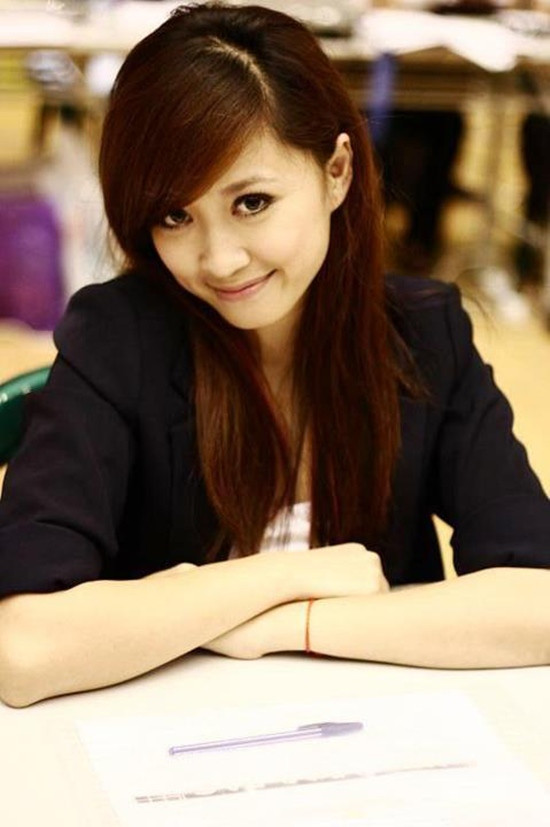 Hà Holly là gương mặt quen thuộc ở bàn trọng tài trong các giải đấu của môn thể dục nghệ thuật. Cô gái vàng của thể dục nghệ thuật Việt Nam giải nghệ là điều đáng tiếc cho nhiều người bởi những thành tích Hà Holly đã đạt được rất đáng khâm phục. >>PHÁT SỐT VÌ CÔ GIÁO 9X XINH ĐẸP TRƯỜNG AMSTERDAM >>NỮ SINH ĐẸP RẠNG NGỜI NGÀY KHAI TRƯỜNG >>NƯỚC MẮT NGƯỜI MẸ NGHÈO CÓ CON THI ĐỖ HỌC VIỆN TÀI CHÍNH